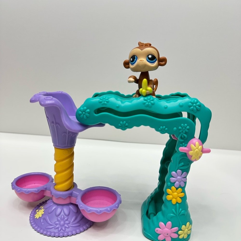 Littlest Pet Shop Twirlaround Treehouse + monkey